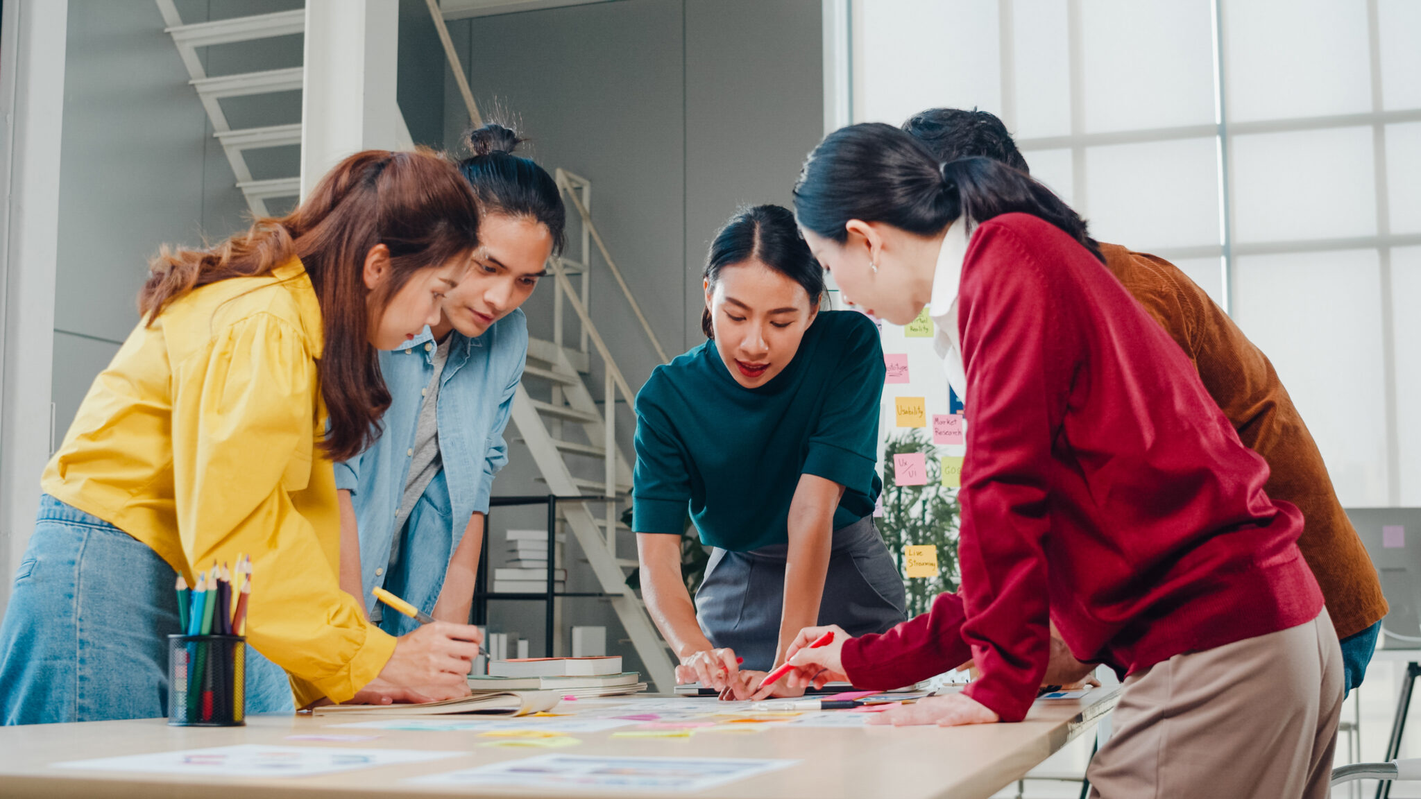 關於我們 asian businessmen and businesswomen meeting brainstorming ideas