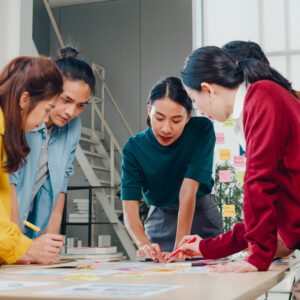 關於我們 asian businessmen and businesswomen meeting brainstorming ideas
