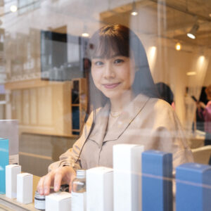 關於我們 woman getting display window japanese hairdressers ready